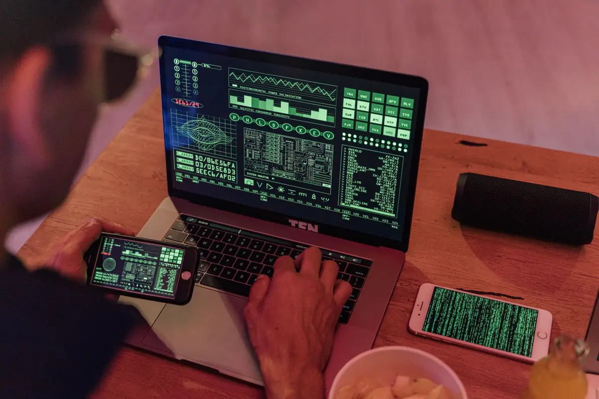 Laptop dengan perangkat lunak keamanan siber aktif