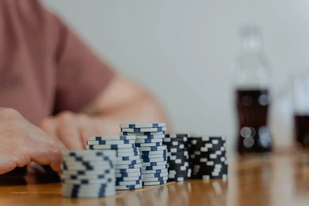 Tumpukan chip poker di atas meja hijau