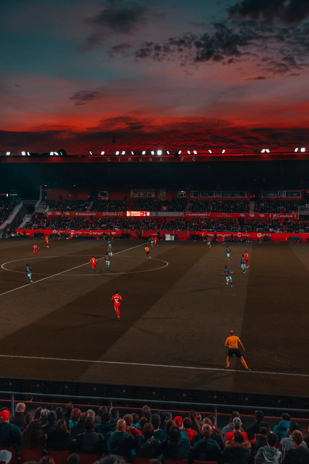 Stadion sepak bola saat pertandingan menjelang malam